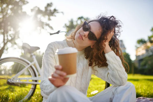 Молодая девушка с чашкой кофе, выглядящая реалистично — стоковое фото