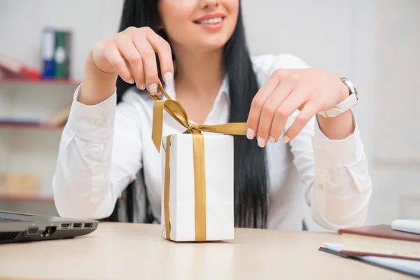 Businesswoman sitting at the desk  with present box — Stock Photo, Image