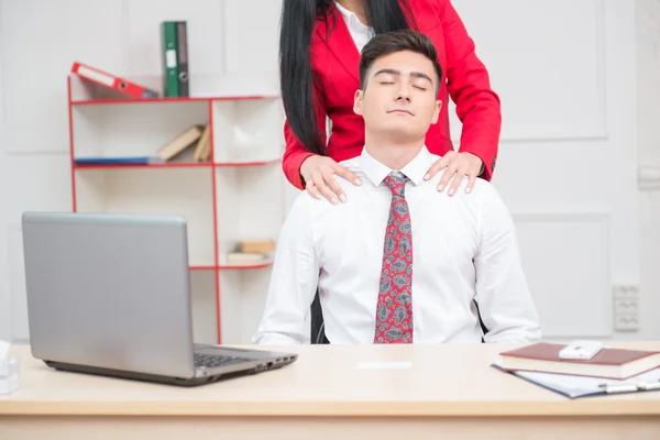 Kvinnan gör massage till sin kollega i office — Stockfoto