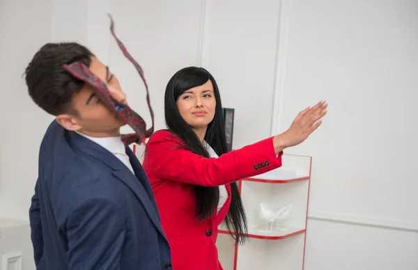 Zakenvrouw een klap in het gezicht geven flirten collega — Stockfoto