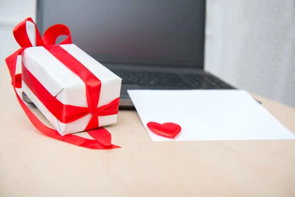 Romantic presents on the table — Stock Photo, Image