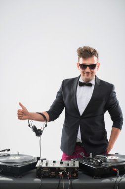 DJ smokin parmağını yukarı ayakta pikap tarafından gösterilen