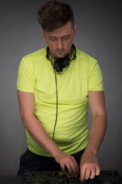 Dj bei der Arbeit isoliert auf dunkelgrauem Hintergrund — Stockfoto