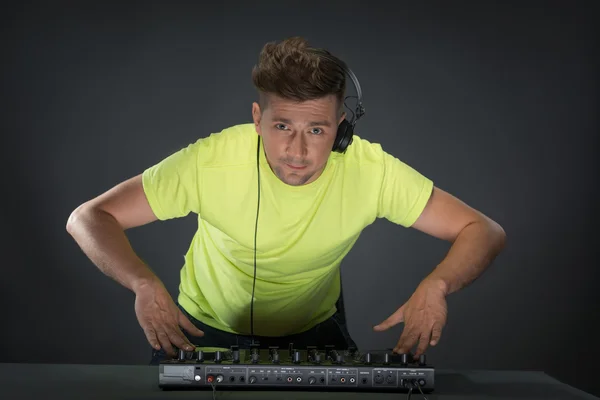 Dj no trabalho isolado em fundo cinza escuro — Fotografia de Stock