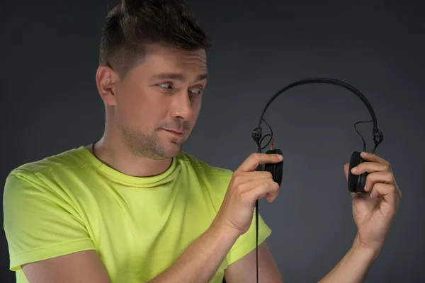 DJ sosteniendo sus auriculares — Foto de Stock