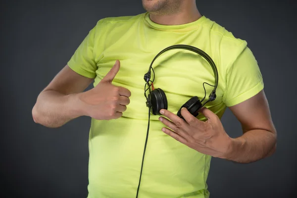 DJ segurando seus fones de ouvido — Fotografia de Stock