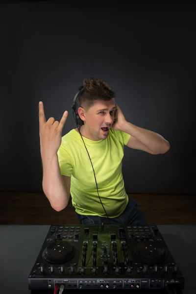 DJ mixing muziek topview — Stockfoto