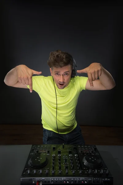 DJ mischt Musik nach oben — Stockfoto