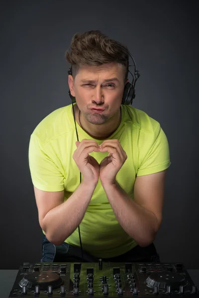 DJ visar hjärtat gå — Stockfoto