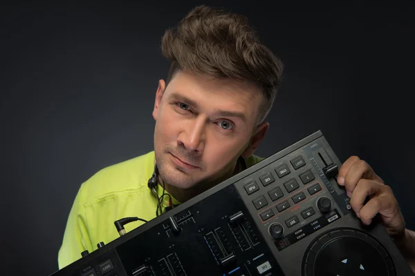 DJ poserar med mixer — Stockfoto