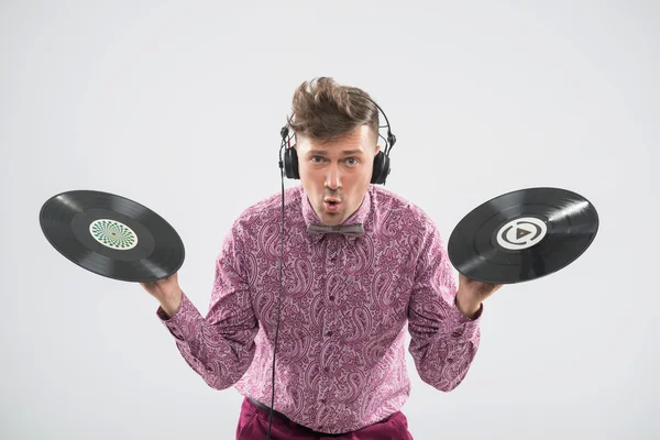 DJ poseren met vinyl record — Stockfoto