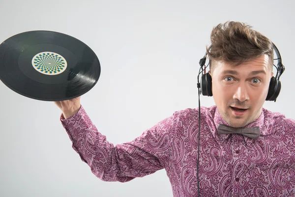 DJ pózuje s vinyl záznam — Stock fotografie