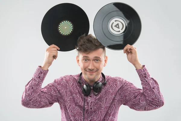 DJ divirtiéndose con vinilo registro mostrando Mickey ratón orejas — Foto de Stock