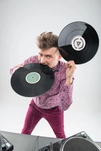 DJ bijten vinyl record — Stockfoto