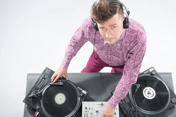 Top view portrait of dj mixing and spinning turntable — Stock Photo, Image