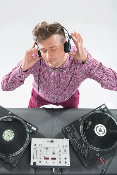 Bovenaanzicht portret van dj mixen en spinnen draaikrans — Stockfoto