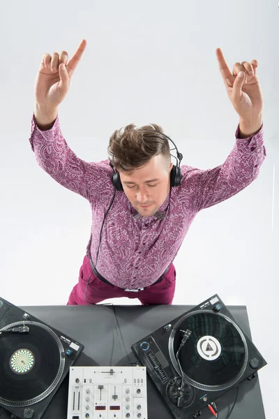 Retrato de vista superior de dj mezclando y girando tocadiscos — Foto de Stock