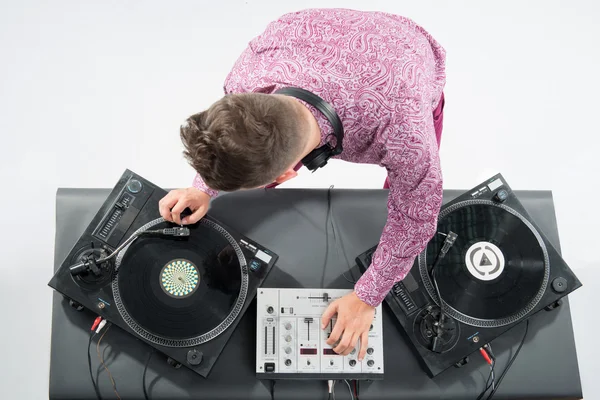 Bovenaanzicht portret van dj mixen en spinnen draaikrans — Stockfoto