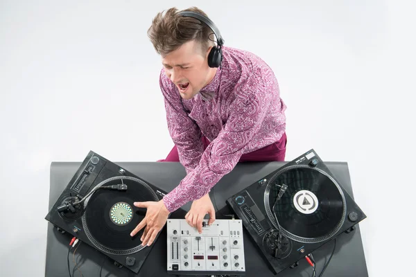 Top view portrait of dj mixing and spinning turntable — Stock Photo, Image