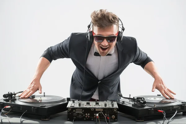 DJ in tuxedo mixing by turntable — Stock Photo, Image