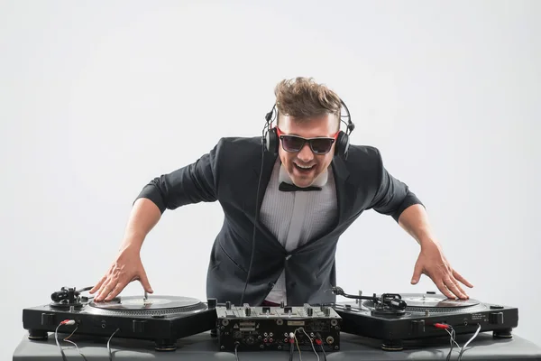 DJ in tuxedo mixing by turntable Royalty Free Stock Photos