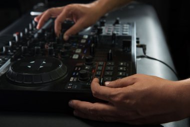 DJ mixer portre portre