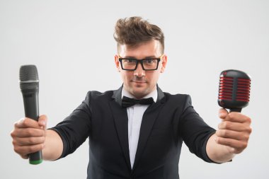 DJ smokin iki adet mikrofon ile poz