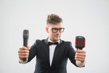 DJ smokin iki adet mikrofon ile poz