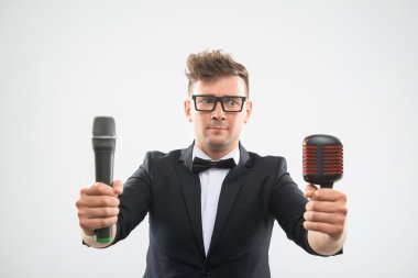 DJ smokin iki adet mikrofon ile poz