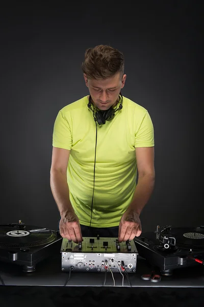 DJ posing with turntable — Stock Photo, Image