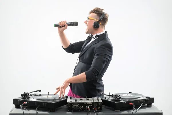 DJ in tuxedo having fun and dancing with microphone by the turnt — Stock Photo, Image