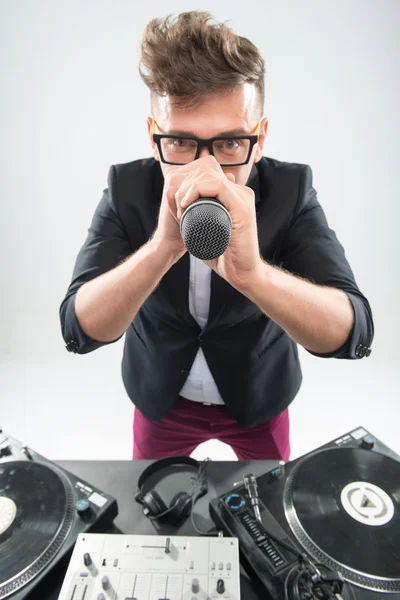 DJ w smokingu, trzymając mikrofon i słuchawki — Zdjęcie stockowe
