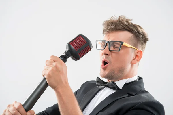 Mc singing in microphone — Stock Photo, Image