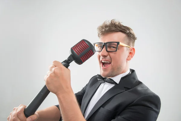 Mc singing in microphone — Stock Photo, Image