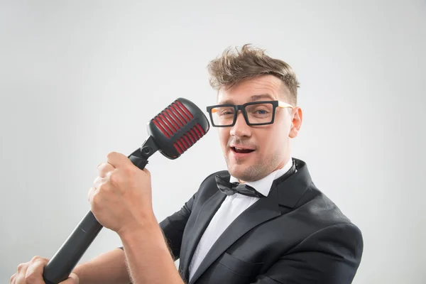 Mc singing in microphone — Stock Photo, Image