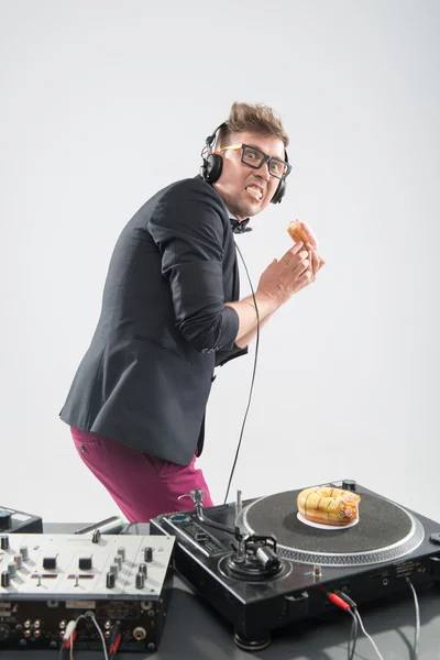 DJ isst Donut am Arbeitsplatz Plattenspieler — Stockfoto