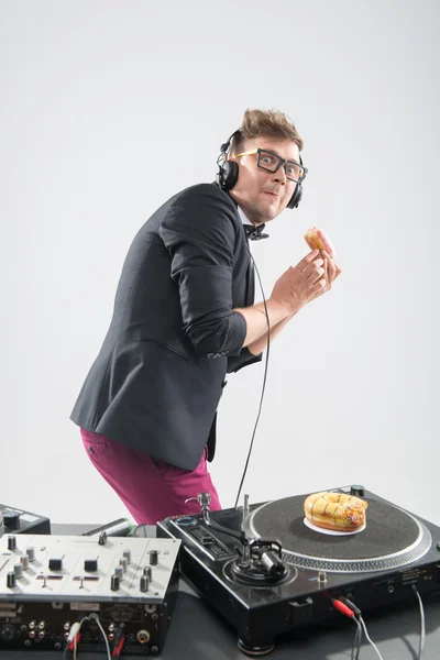 DJ donut eten op werkende plaats draaitafel — Stockfoto