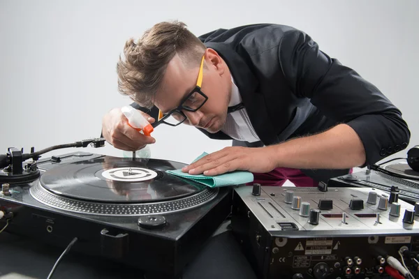DJ ve smokingu čištění svého gramofonu — Stock fotografie