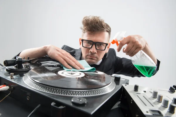 DJ w smokingu czyszczenia jego gramofon — Zdjęcie stockowe