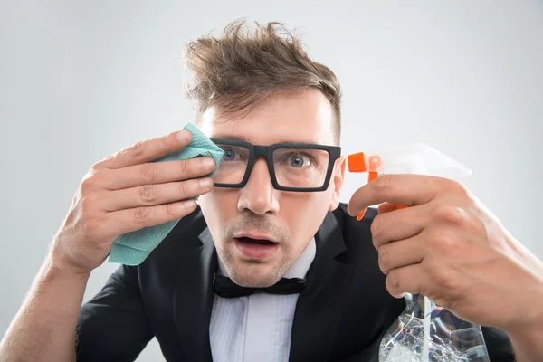 Hipster cleaning his glasses — Stock Photo, Image