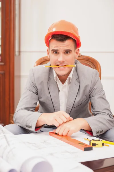 Joven ingeniero arquitecto guapo trabajando en el plan de diseño —  Fotos de Stock