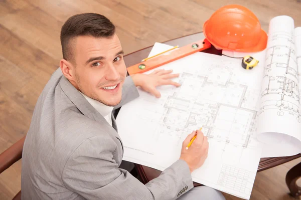 Joven ingeniero arquitecto guapo trabajando en el plan de diseño —  Fotos de Stock