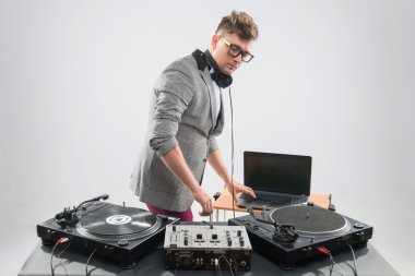 DJ beyaz zemin üzerine izole iş başında