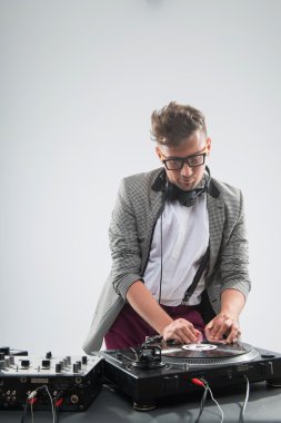 DJ beyaz zemin üzerine izole iş başında