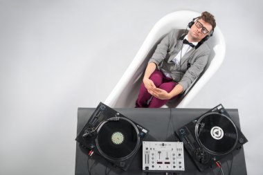 DJ banyo beyaz zemin üzerine izole iş başında