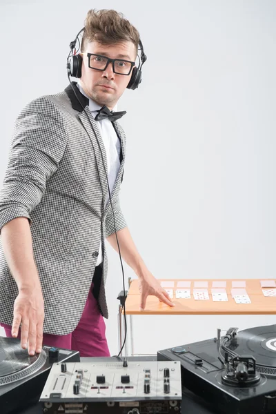 Dj bei der Arbeit isoliert auf weißem Hintergrund — Stockfoto