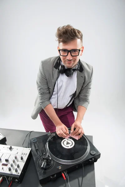 Dj bei der Arbeit isoliert auf weißem Hintergrund — Stockfoto