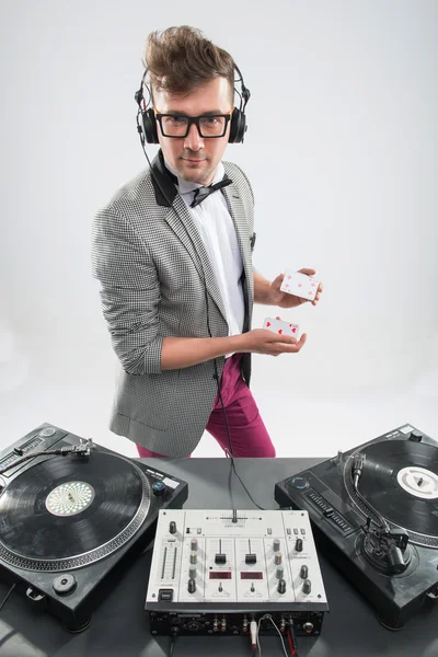 DJ στην εργασία που απομονώνονται σε λευκό φόντο — Φωτογραφία Αρχείου