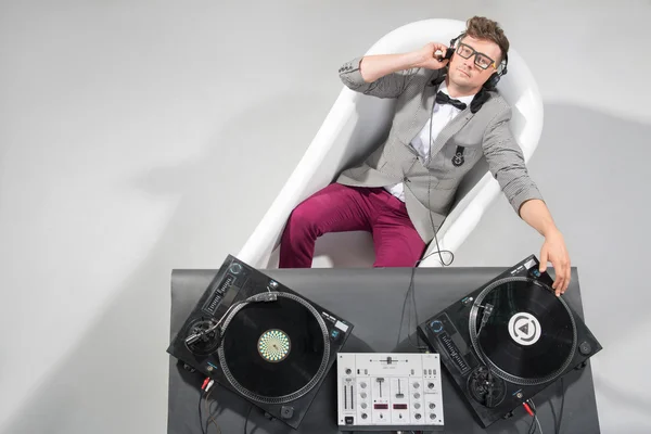 DJ op het werk in Bad geïsoleerd op witte achtergrond — Stockfoto