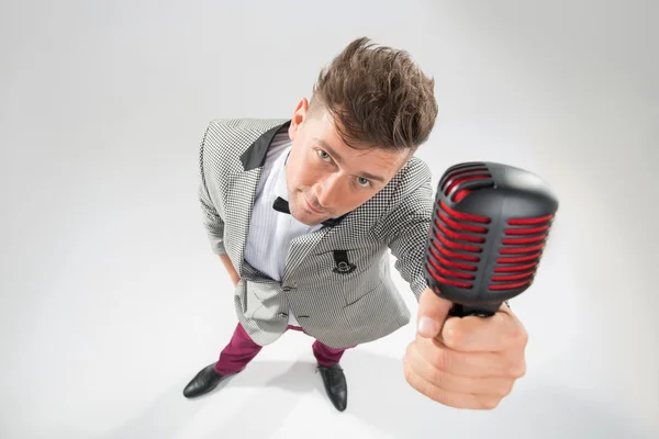 Mc singing in microphone — Stock Photo, Image